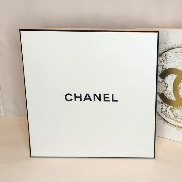 Authentic CHANEL Gift Box EUC, white and black 8.5"×8.5"×3.75" - Picture 6 of 6